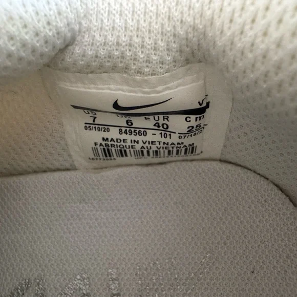 Nike White and Gray Sneakers with Modern Design - Picture 5 of 9